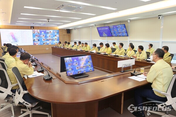 해남군이 제6호 태풍 ‘카눈’ 에 대비 명현과 군수 주재하에 긴급 점검 회의 개최했다. 사진/해남군청 제공