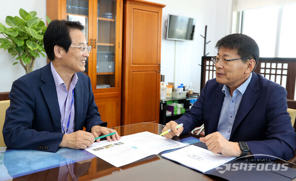 강진원 군수가 서삼석 의원을 만나 현안 사업들을 설명하고 있다(사진 오른쪽 서삼석 의원). 사진/강진군청 제공
