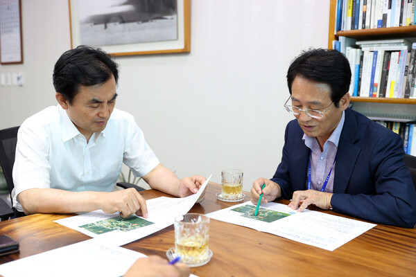 강진원 군수가 안규백 의원을 만나 현안 사업을 설명하고 있다. 사진/강진군청 제공