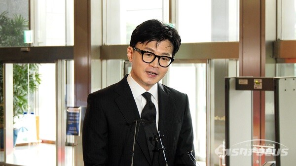 한동훈 법무부 장관이 26일 오전 서울 여의도 국회에서 열리는 국회 법제사법위원회 전체회의에 출석하기에 앞서  취재진의 질의에 답하고 있다. 사진 / 이훈 기자