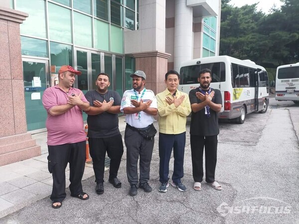 포천시 대진대학교에 도착한 대원들과 백영현 포천시장.사진/박동민 제공 