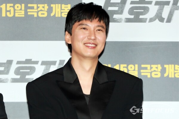 9일 배우 김남길이 취재진의 질의를 듣고 있다.(1) [사진 / 오훈 기자]