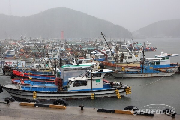 10일 경남 통영 삼덕항에 태풍 카눈에 의해 피항한 어선들이 정박해 있다.(1)