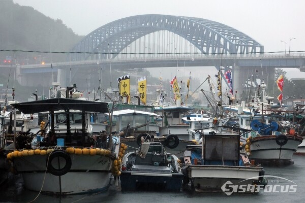 10일 경남 통영 삼덕항에 태풍 카눈에 의해 피항한 어선들이 정박해 있다.(2)