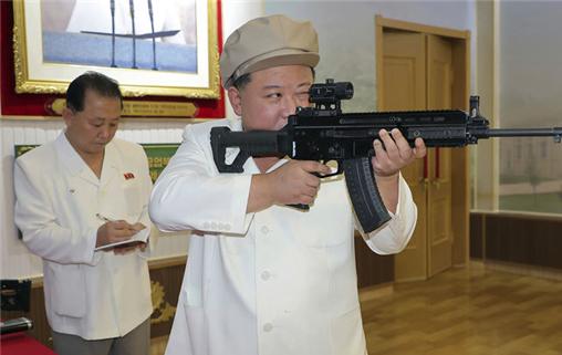 북한 김정은 국무위원장이 지난 3일 북한의 주요 군수공장을 현지 지도하면서 무기를 시험하고 있는 모습. 사진 / ⓒ뉴시스