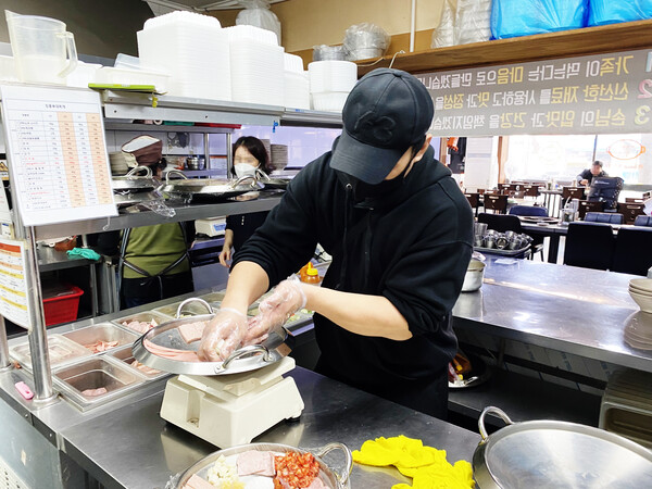 작년 체험창업 프로그램 중 한 참여자가 한식 브랜드 점포에서 실습을 진행하고 있다. ⓒ프랜차이즈산업협회