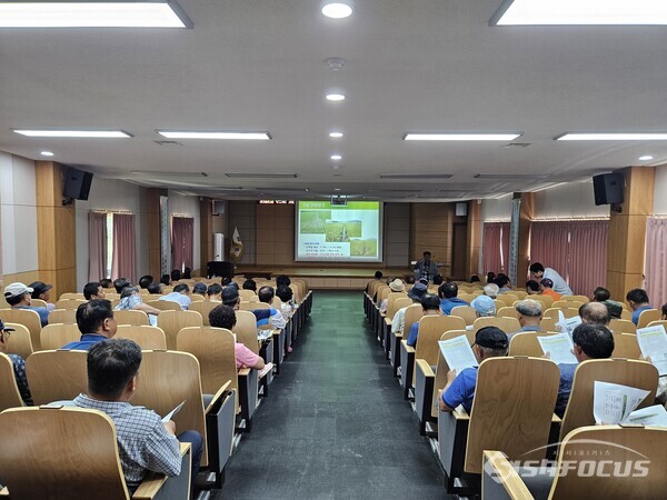 진도군이 고품질 쌀 재배교육을 실시했다. 사진/진도군청 제공