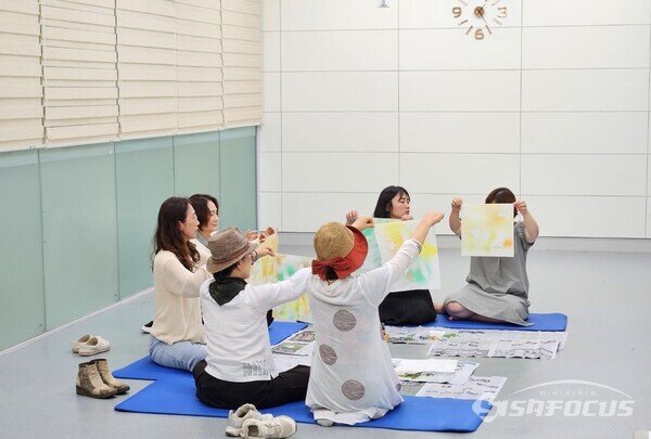 완도 약산 해안치유의 숲 최수진 지도사, 전남 숲 교육 경진대회서 장려상 수상(사진은 산림치유 프로그램 진행 모습). 사진/완도군청 제공