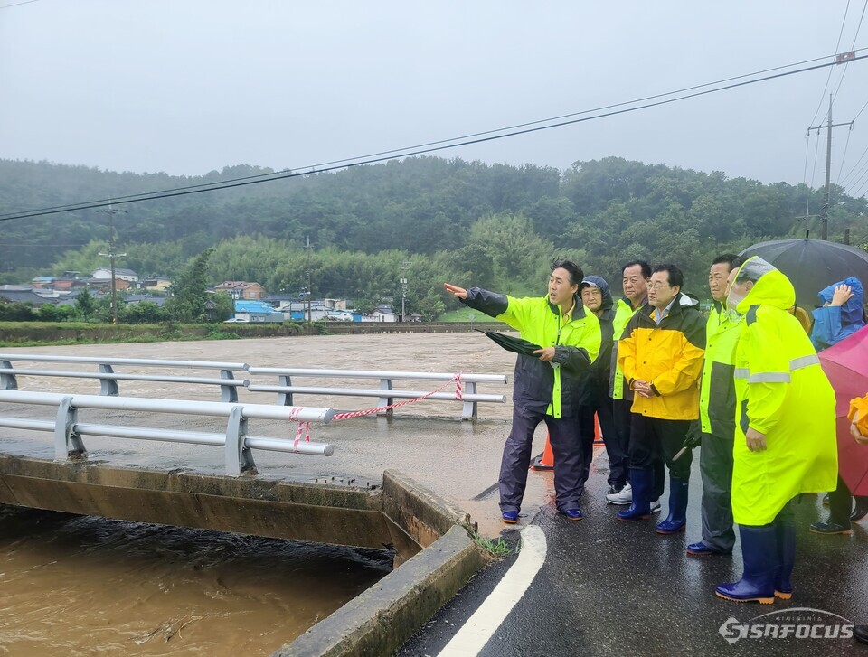 10일 주낙영 시장이 피해지역을 찾아 점검하는 모습. 사진/경주시