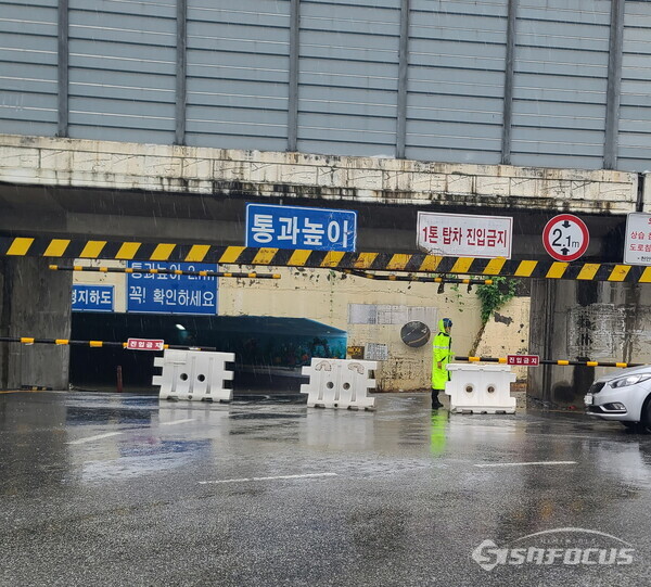 10일 침수로 교통이 통제된 천안 성정지하차도 모습. (사진 / 박창규 기자)