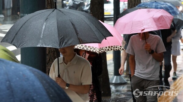 10일 시민들이 우산을 쓰고 이동하고 있다.(1) [사진 /오훈 기자]