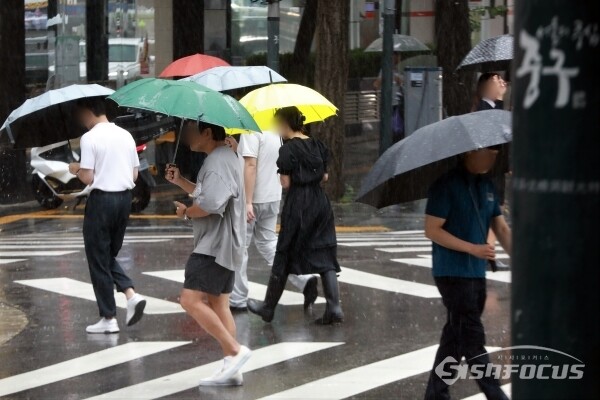 10일 시민들이 우산을 쓰고 이동하고 있다.(2) [사진 /오훈 기자]