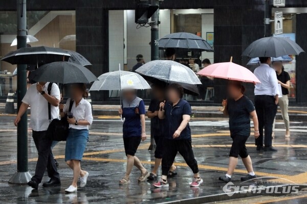 10일 시민들이 우산을 쓰고 이동하고 있다.(3) [사진 /오훈 기자]