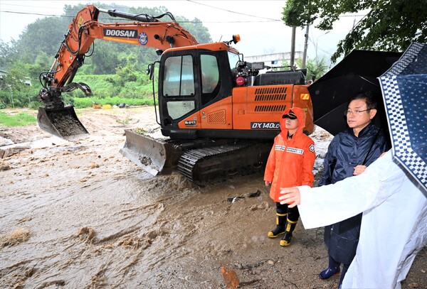 10일 이철우 경북도지사가 지난 집중 호우로 많은 인명과 재산 피해를 입은 예천 감천면 벌방리 등 기존 피해지역 마을을 찾아 직접 현장 상황 관리하고 있다. 사진/경북도