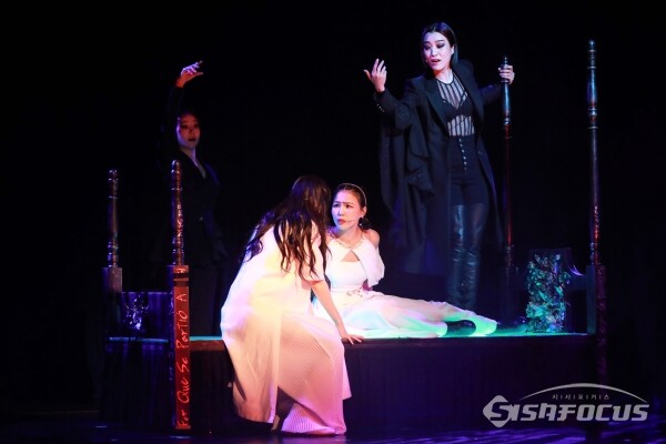 10일 뮤지컬 '프리다' 출연 배우들이 열연을 펼치고 있다.(2) [사진 /오훈 기자]