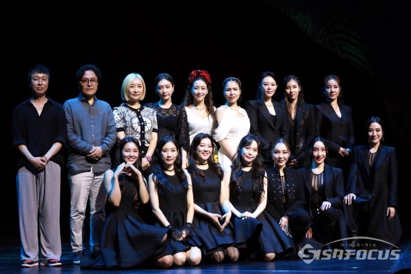 10일 뮤지컬 '프리다' 창작진과 출연 배우들이 포토타임을 갖고 있다.(1) [사진 /오훈 기자]