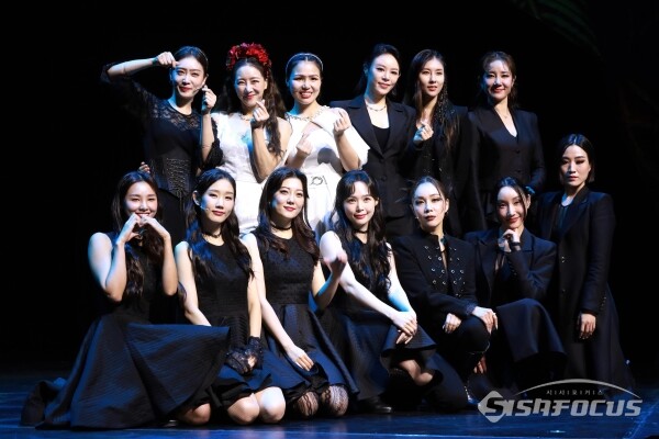 10일 뮤지컬 '프리다' 출연 배우들이 포토타임을 갖고 있다.(2) [사진 /오훈 기자]