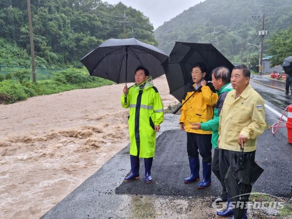 문무대왕면 장항리 대종천 현장을 둘러보고 있는 주낙영 경주시장 모습(사진 좌측 첫번째 김석기 국회의원, 두번째  주낙영 시장, 네번째 이진락 시의원). 사진/경주시