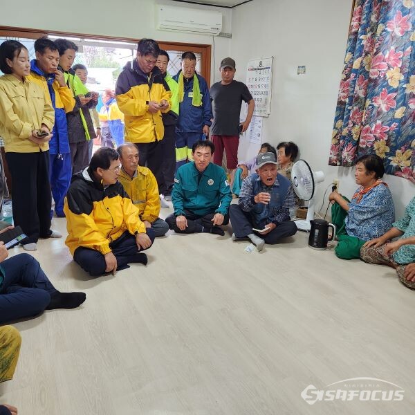 천포마을회관을 방문해 지역 주민들과 이야기를 나누고 있는 모습(사진 좌측 앞줄 첫번째 주낙영 시장, 세번째 김석기 국회의원, 두번째줄 좌측 첫번째 김소현 시의원, 박광호 시의원) .사진/경주시