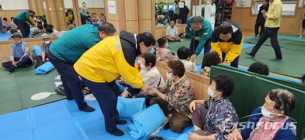 경주시 강동면행정복지센터로 대피한 지역 어르신들을 만나 격려하고 있는 주낙영 시장(우측 첫번째)과 이철우 경주시의회 의장(좌측 첫번째) 모습. 사진/경주시