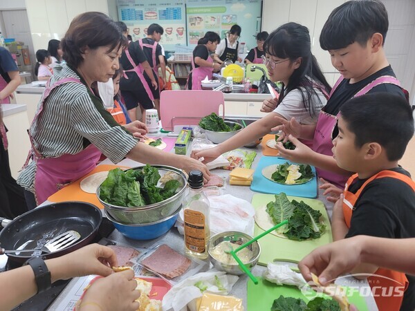 진도군이 ‘내가 만드는 건강한 간식’ 실습 교육을 운영했다. 사진/진도군청 제공