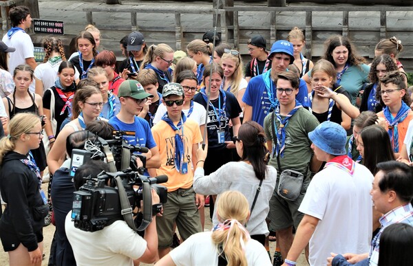 13일 안동 병산서원을 찾은 스카우트 대원들이 감탄사를 연발하고 있다. 사진/안동시