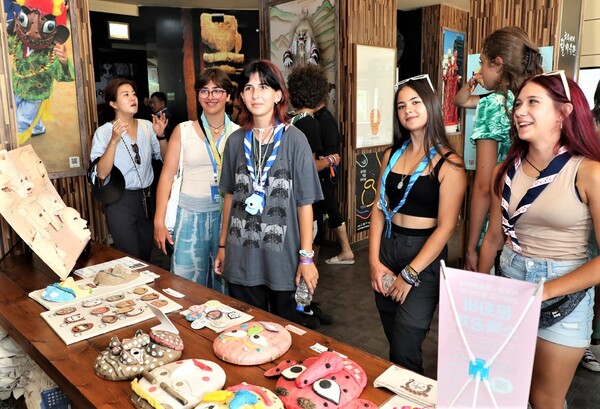 13일 안동 병산서원을 찾은 스카우트 대원들이 감탄사를 연발하고 있다. 사진/안동시