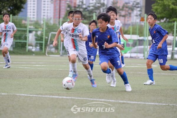 ‘2023 화랑대기 전국유소년 축구대회’에서 시합이 진행되는 모습 (2). 사진/경주시