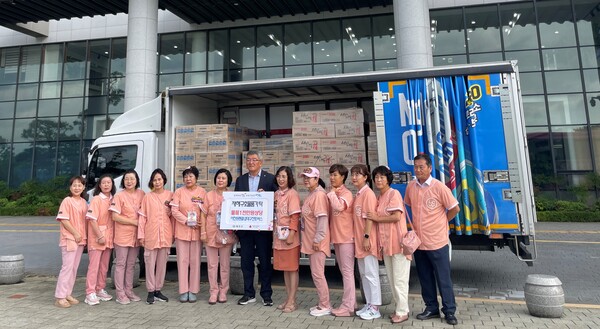 예천군에는 지난달 수해로 큰 피해가 발생한 이후 지역 안팎에서 이웃 돕기 성금과 구호물품 기탁이 이어지고 있다. 사진/예천군 