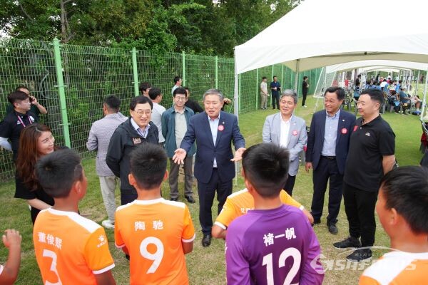 이철우 시의회 의장이 중국 양저우시 유소년 선수단을 격려하는 모습 (왼쪽 두번째 부터 주낙영 시장, 이철우 시의회 의장). 사진/ 경주시의회