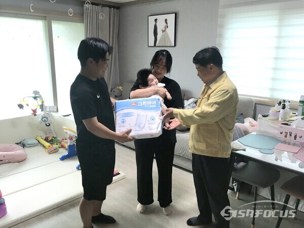유영길 갈산면장이 출생아 가정을 방문해 육아용품을 전달하고 있다. (사진 / 홍성군청)