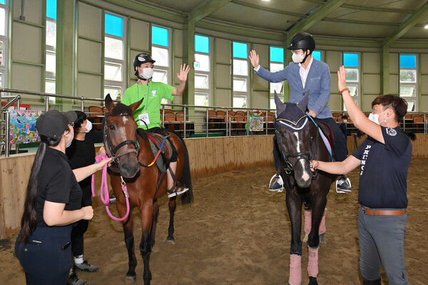 임종식 교육감이 운주산승마조련센터에서 장애학생들과 교감을 하고 있다.사진/경북교육청