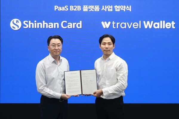 협약식에 참석한 유태현 신한카드 플랫폼Biz 그룹장(왼쪽), 김형우 트래블월렛 대표가 기념사진을 촬영하고 있다. ⓒ신한카드