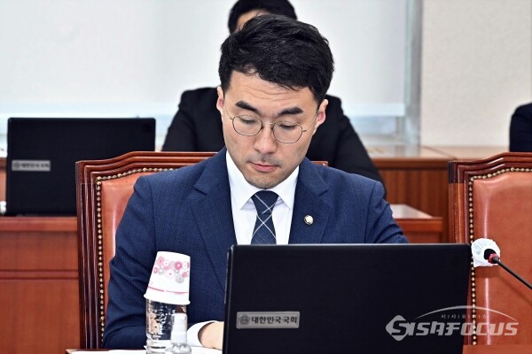 김남국 의원이 국회 상임위 회의에서 자료를 살펴보고 있는 모습. 시사포커스DB