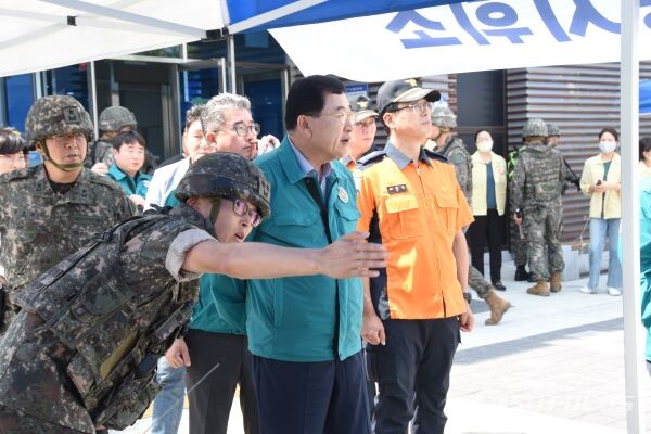 주낙영 시장이 군관계자로부터 훈련 진행 장소에 대해 브리핑 받는 모습. 사진/ 박로준 기자