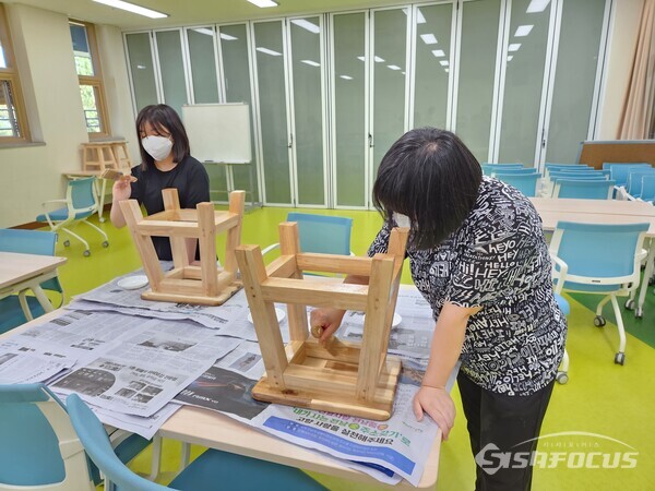 청소년누림문화센터 여름방학 활동 사진(목공예). 사진/해남군청 제공