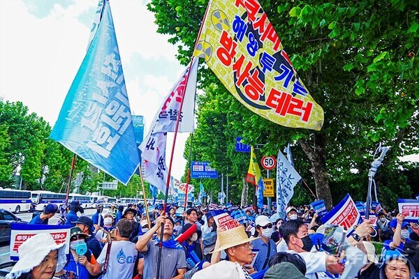 25일 오전 민주당 당원 및 지지자들이  광화문 광장에서 용산 전쟁기념관 정문 앞까지 '후쿠시마 원전 오염수 투기 중단 국민행진'을 하고 있다.  사진/유우상 기자