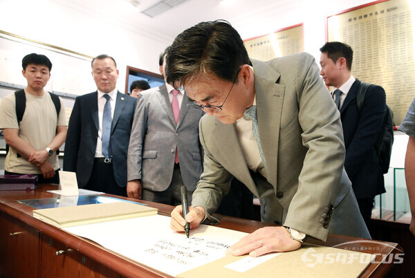 지난달 3일 김태흠 충남지사가 상하이 대한민국 임시정부를 방문해 방명록을 작성하고 있다. (사진 / 충남도청)