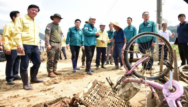이상민 행정안전부 장관이 8월 13일 대구 군위군 효령면 병수리 태풍 피해 현장을 둘러보고 있다 / ⓒ뉴시스DB