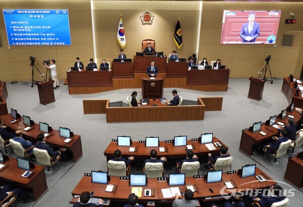 29일 도기욱 도의원이 경북도의회 341회 임시회에서 예천군 수해 피해 현장에 물심양면으로 지원해 경북소방본부 등 도민들에게 감사 인사를 하고 있다. 사진/김영삼 기자