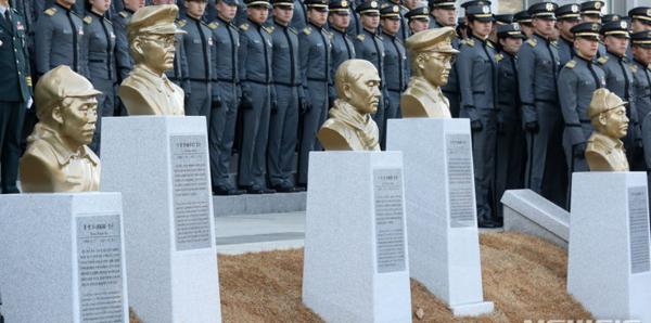 2018년 제99주년 삼일절인 1일 서울 노원구 육군사관학교에서 열린 독립전쟁 영웅 5인 흉상 제막식 모습. (왼쪽부터) 독립전쟁 영웅 홍범도, 지청천, 신흥무관학교 설립자 이희영 선생, 독립전쟁 영웅 이범석, 김좌진 장군의 흉상. (사진 / 뉴시스)