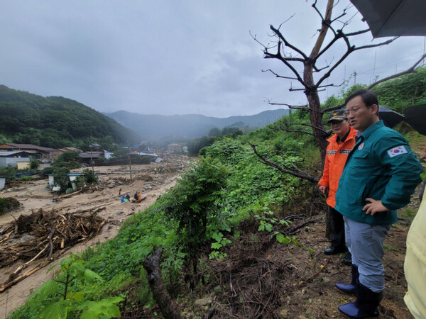 지난 7월 18일 김형동 국민의힘 의원이 경북 예천군 일대 수해 현장을 찾아 추가 피해 방지 대책을 논의하고 있다. 사진/김형동의원실