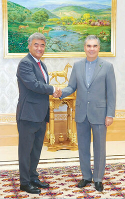 지난 5월 정원주 대우건설 회장이 투르크메니스탄 국가최도지도자 예방하고 기념사진을 촬영했다. ⓒ대우건설