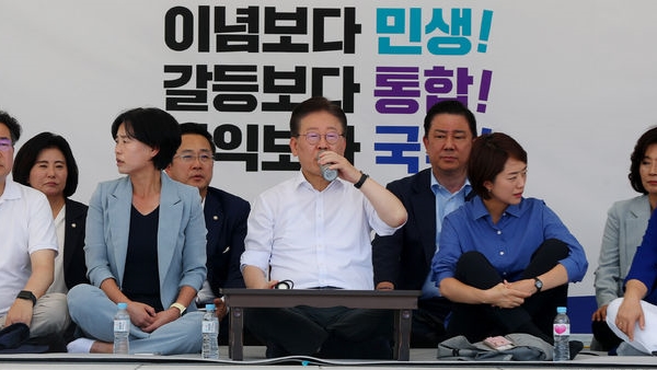 이재명 더불어민주당 대표가 31일 오후 서울 여의도 국회 본관 앞에서 무기한 단식 농성중 물을 마시고 있다. ⓒ뉴시스