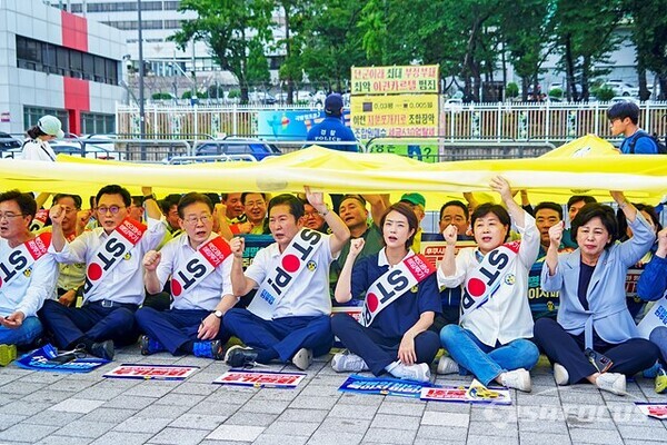   민주당 이재명 대표와 최고위원들이  용산 전쟁기념관 정문 앞에서 핵물질을 의미하는 노란  대형 천을 머리 위에 들고 후쿠시마 원전 오염수 투기 철회를 외치고 있다. 사진/유우상 기자