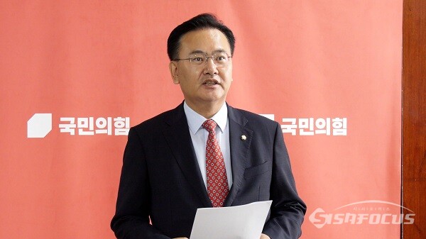 국민의힘 유상범 수석대변인이 21일 오전 서울 여의도 국회에서 열린 최고위원회의를 마친 뒤 브리핑을 하고 있다. 사진 / 김경민 기자