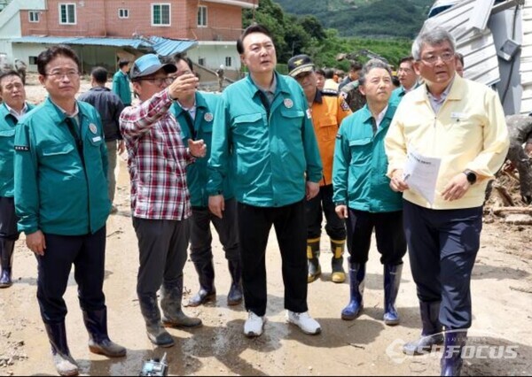 지난 7월 17일 윤석열 대통령이 집중호우로 피해를 입은 예천지역을 방문해 주민 설명을 듣고 있다.사진/김영삼 기자