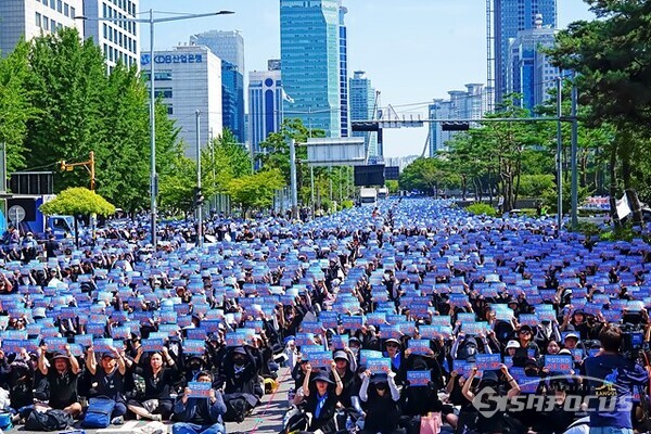 전국의 선생님들은 2일 오후 서울 영등포구 국회앞 여의도 일대의 도로에서 집회를 열고 서이초 교사를 비롯 최근  잇다른 교사 들의 극단적 선택을 추모하였다.  사진/유우상 기자