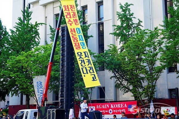 '윤석열 정부 규탄 2차 범국민대회' 건너편에서 보수단체 회원들이 '이재명 구속'을 외치고 있다. 사진/유우상 기자