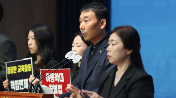 김용민 민주당 의원이 기자회견을 하고 있다. (사진 / 뉴시스)